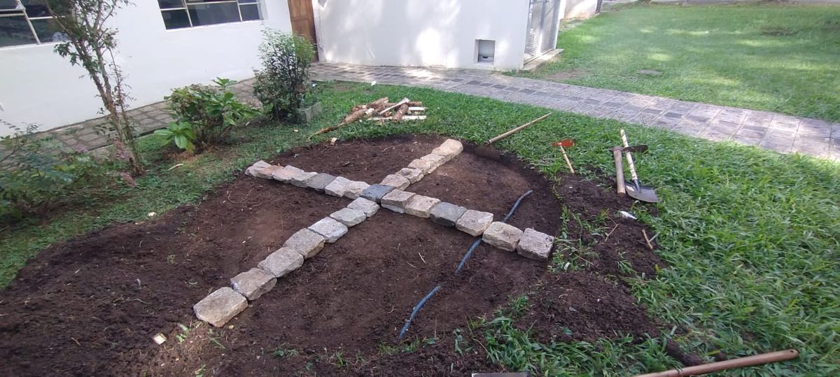 Gramado com a marcação inicial da espiral em pedras