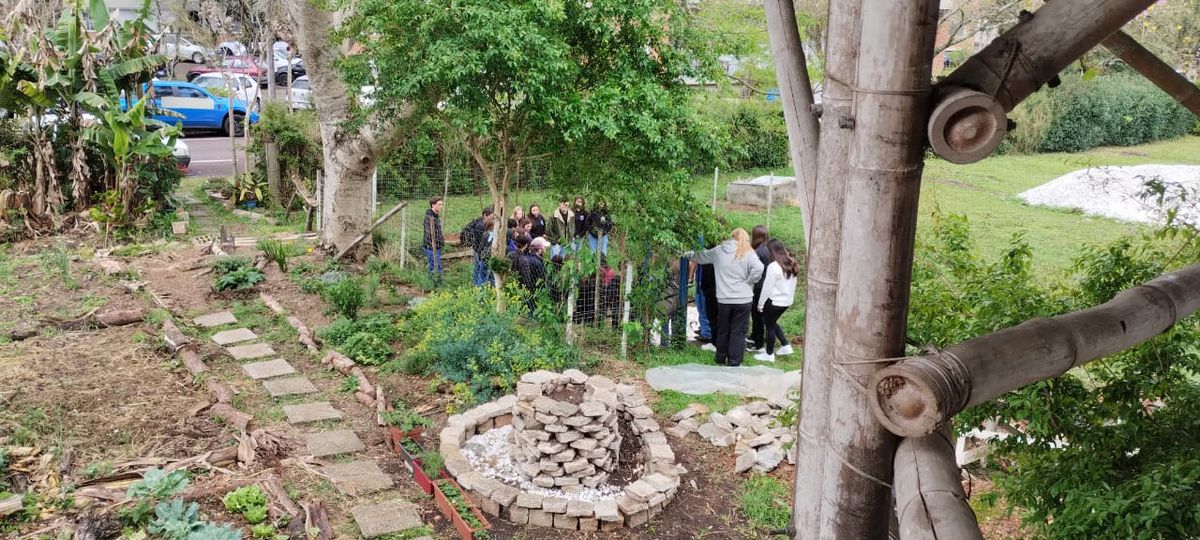 Turma de escola trabalhando a terra numa oficina